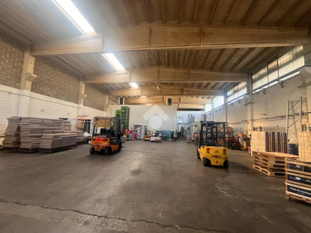locale commerciale in affitto a Voghera