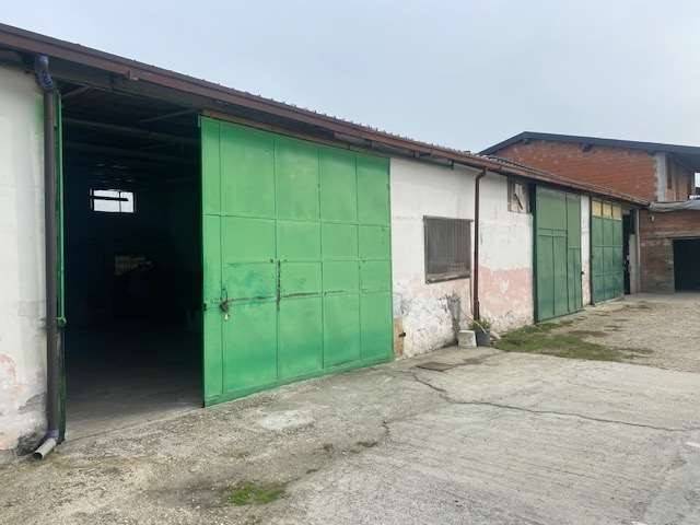 locale commerciale in affitto a Voghera