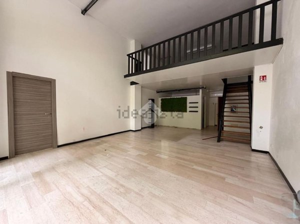 locale commerciale in affitto a Voghera