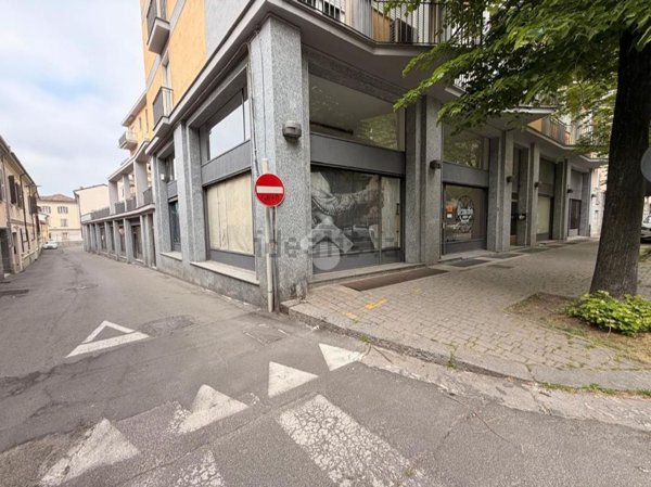locale commerciale in affitto a Voghera