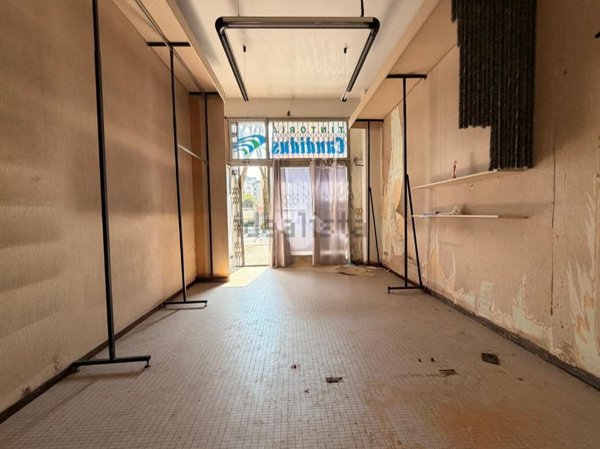 locale commerciale in affitto a Voghera