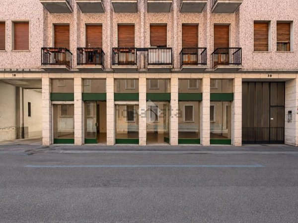 locale commerciale in affitto a Voghera