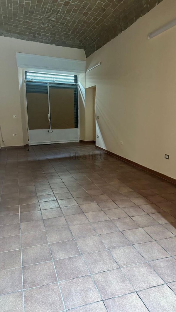 locale commerciale in affitto a Voghera