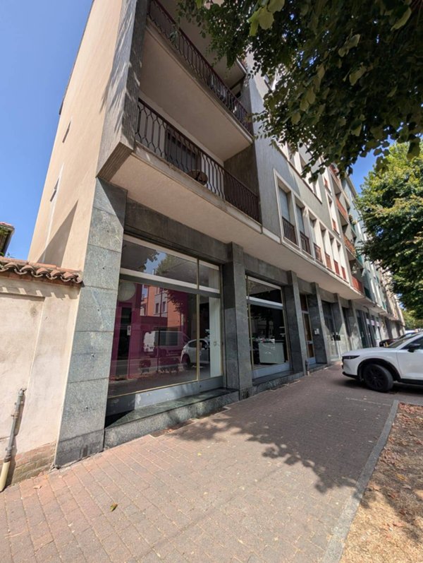 locale commerciale in affitto a Voghera