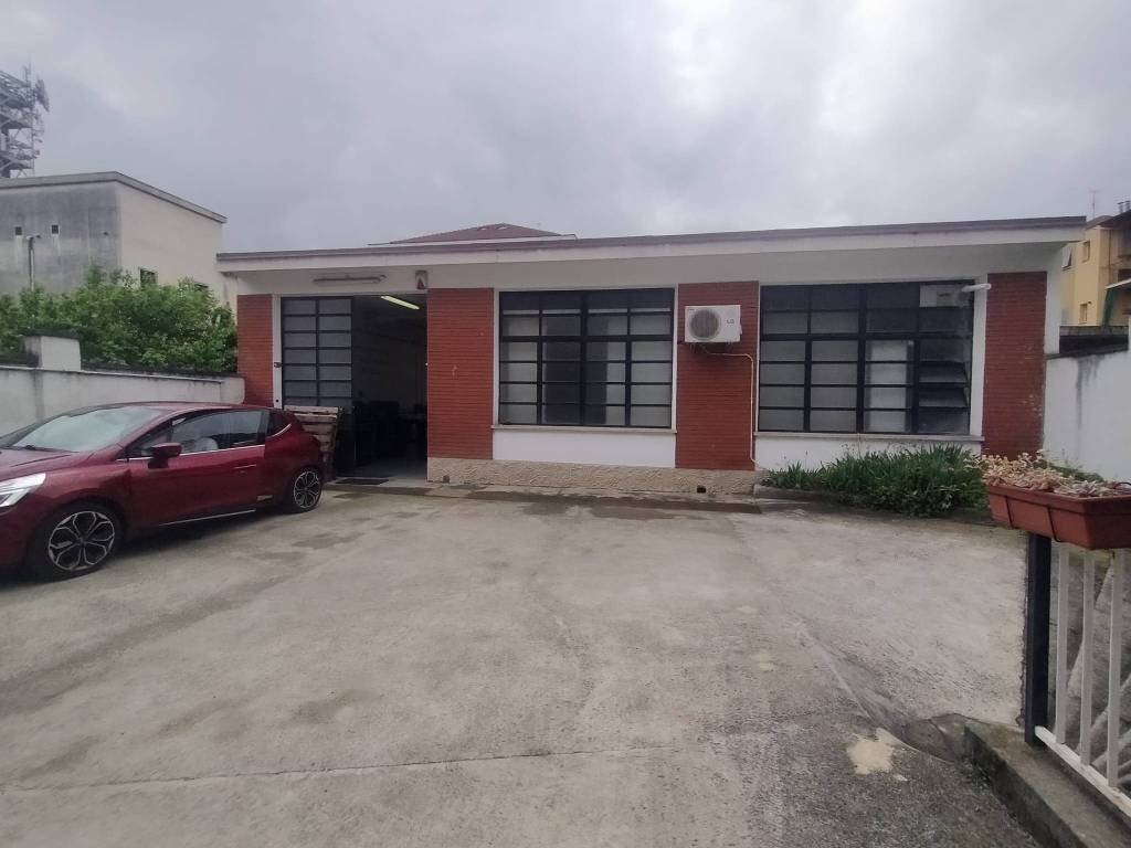 locale commerciale in affitto a Moncalieri