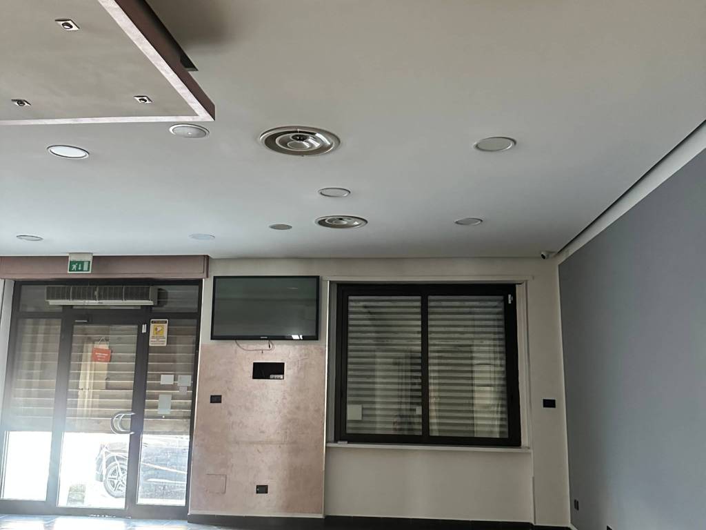 negozio in affitto a Moncalieri in zona Testona