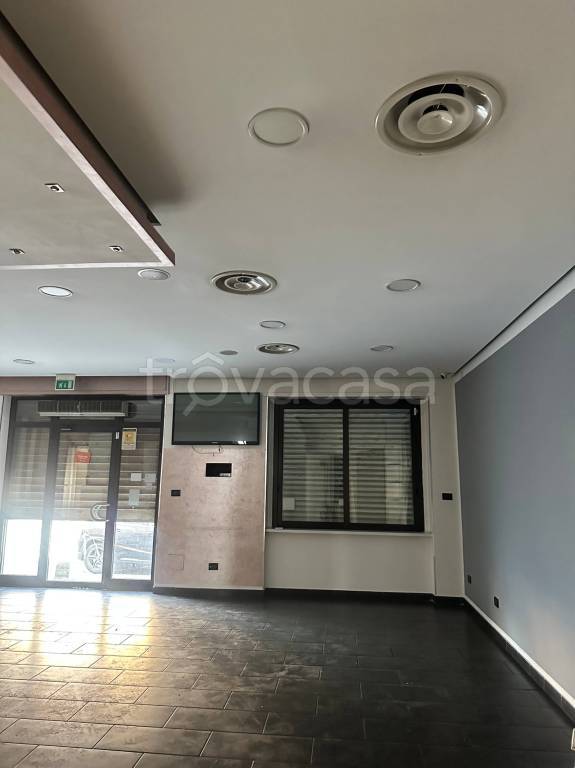 negozio in affitto a Moncalieri in zona Testona