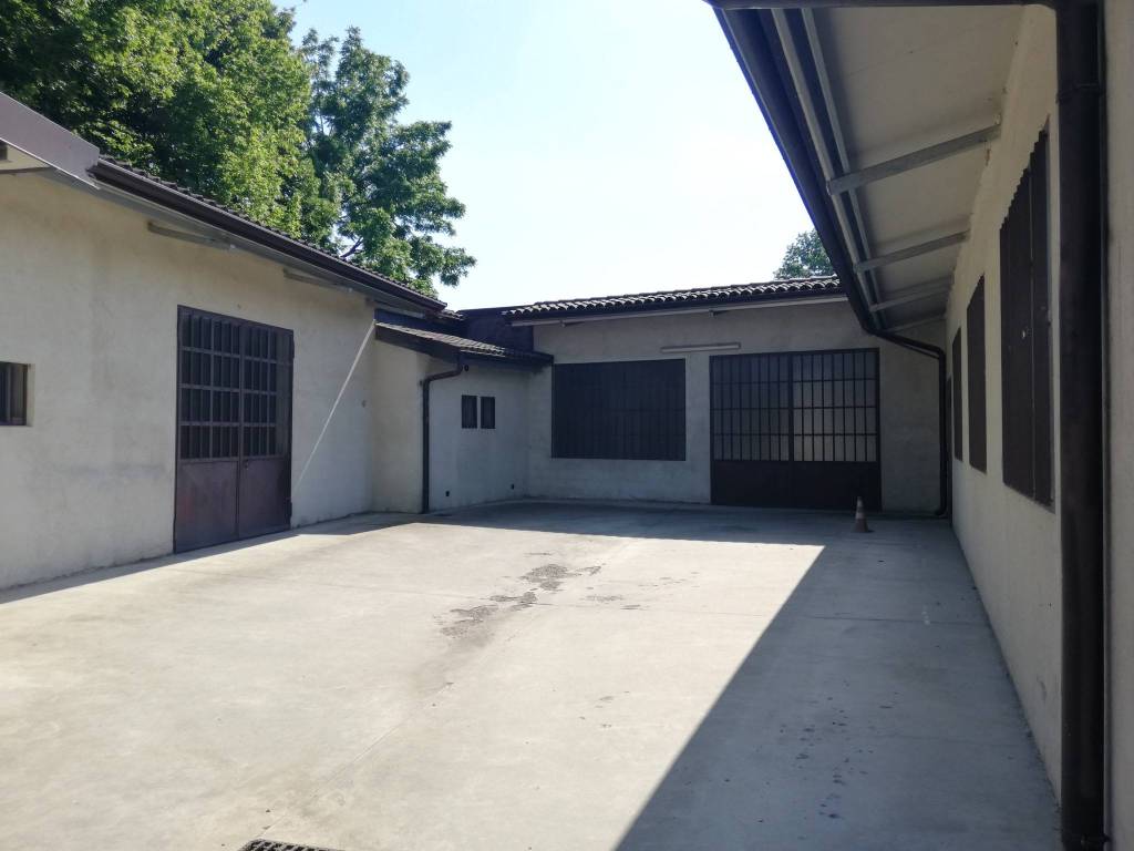 locale commerciale in affitto a Moncalieri in zona Barauda