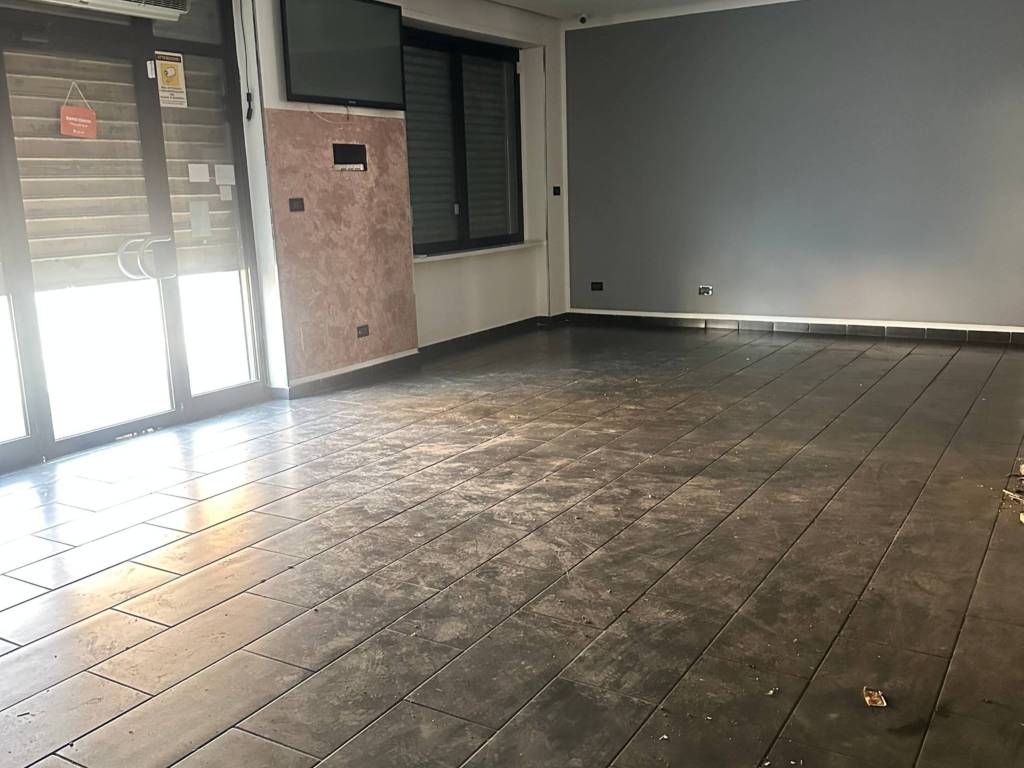 negozio in affitto a Moncalieri in zona Testona