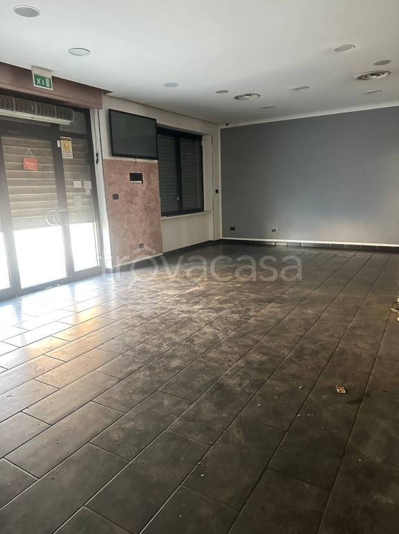 negozio in affitto a Moncalieri in zona Testona