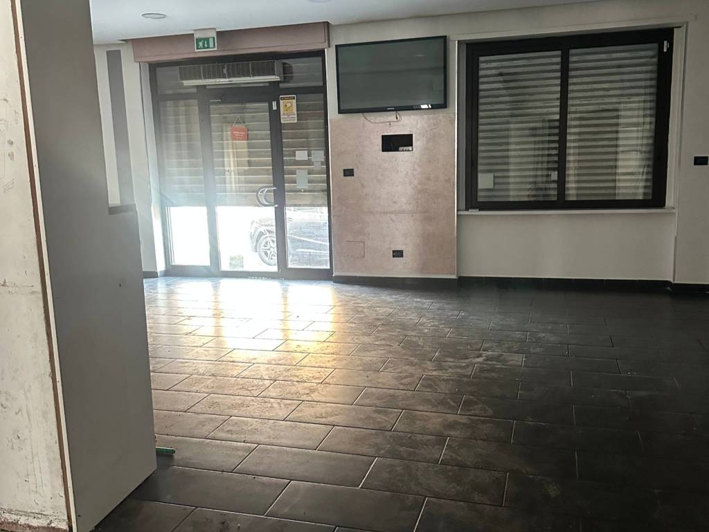 negozio in affitto a Moncalieri in zona Testona