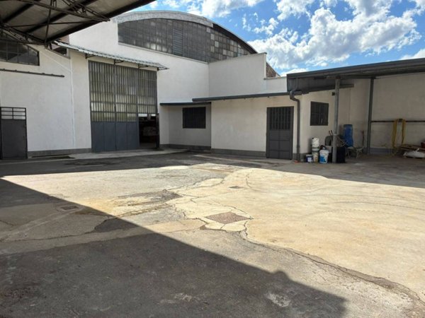 locale commerciale in affitto a Moncalieri in zona Borgo San Pietro