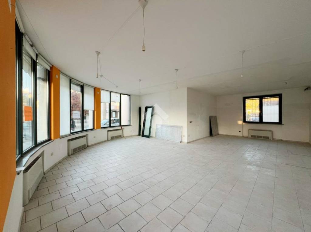 negozio in affitto a Montalto Dora
