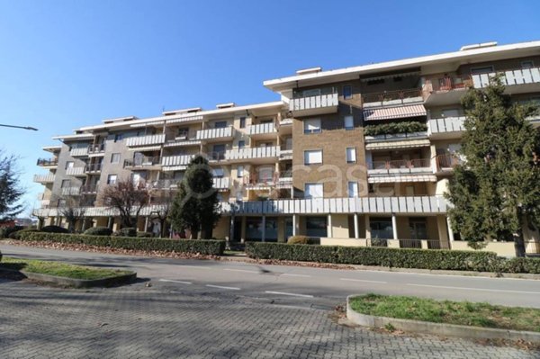 negozio in affitto ad Orbassano