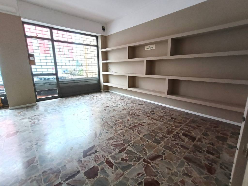 negozio in affitto ad Orbassano