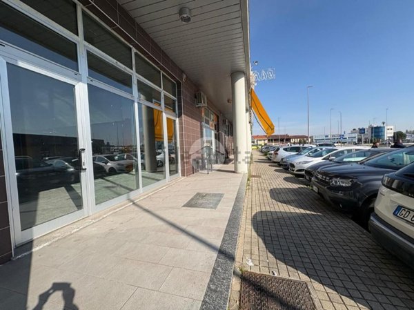 locale commerciale in affitto ad Orbassano
