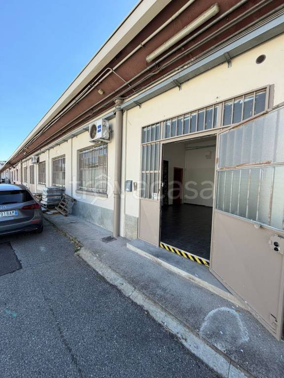 locale commerciale in affitto ad Orbassano