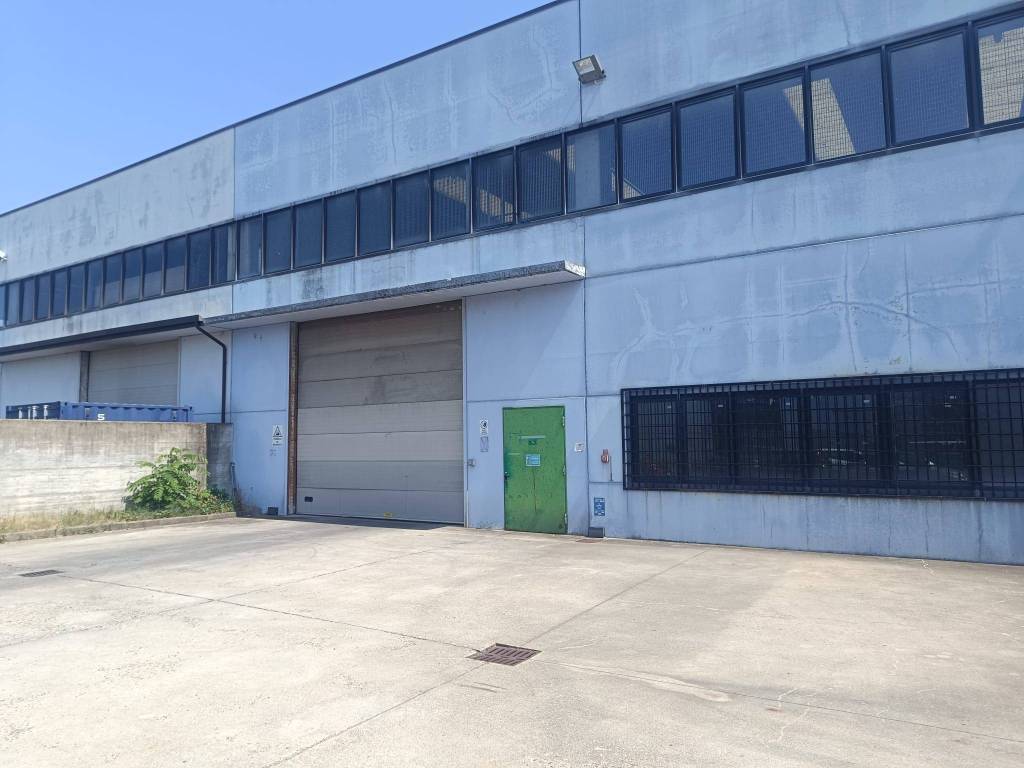 locale commerciale in affitto ad Orbassano