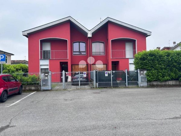 casa indipendente in affitto ad Azzanello