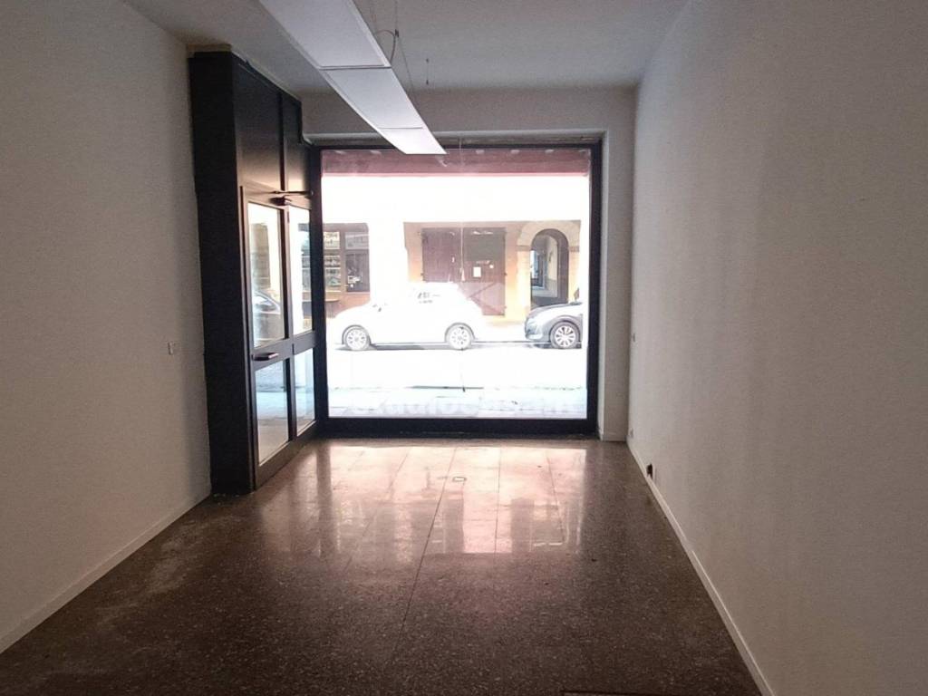 negozio in affitto a Castelleone in zona Cortellona