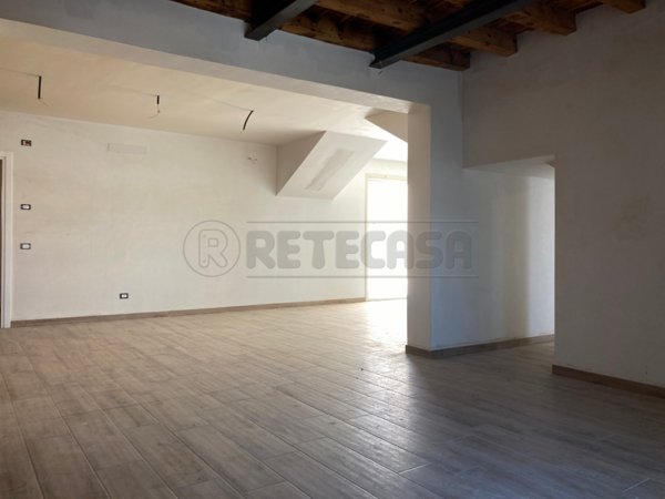 locale commerciale in affitto a Crema