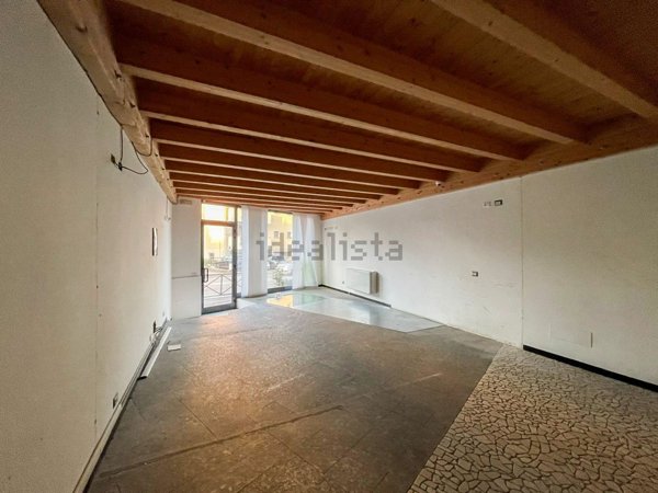 locale commerciale in affitto a Crema