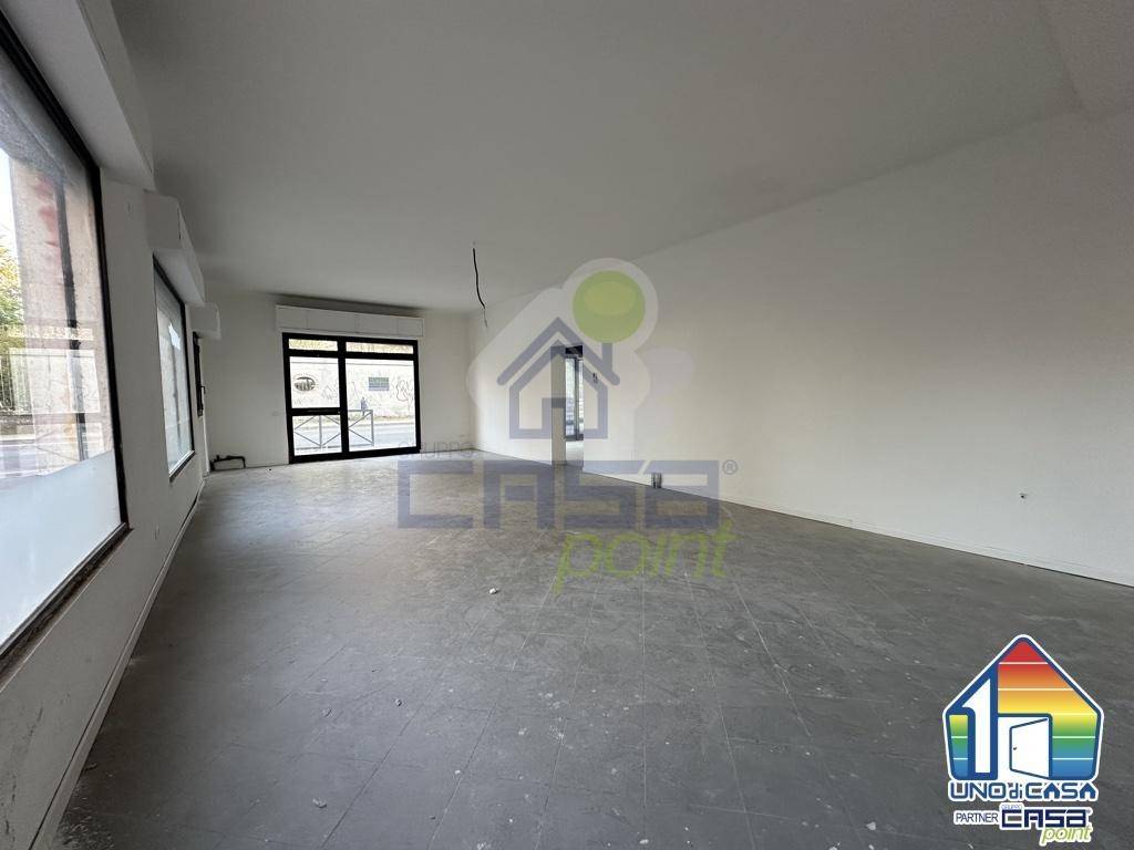 negozio in affitto a Crema