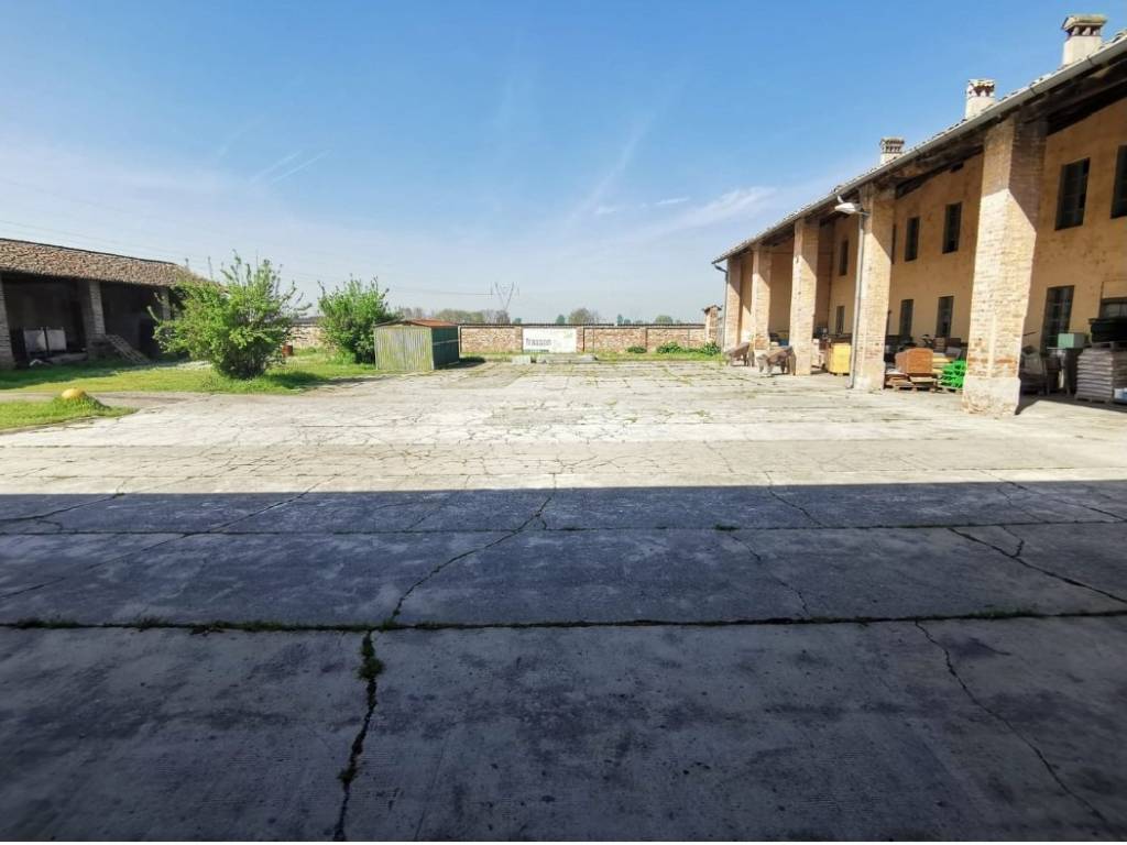 locale commerciale in affitto a Crema