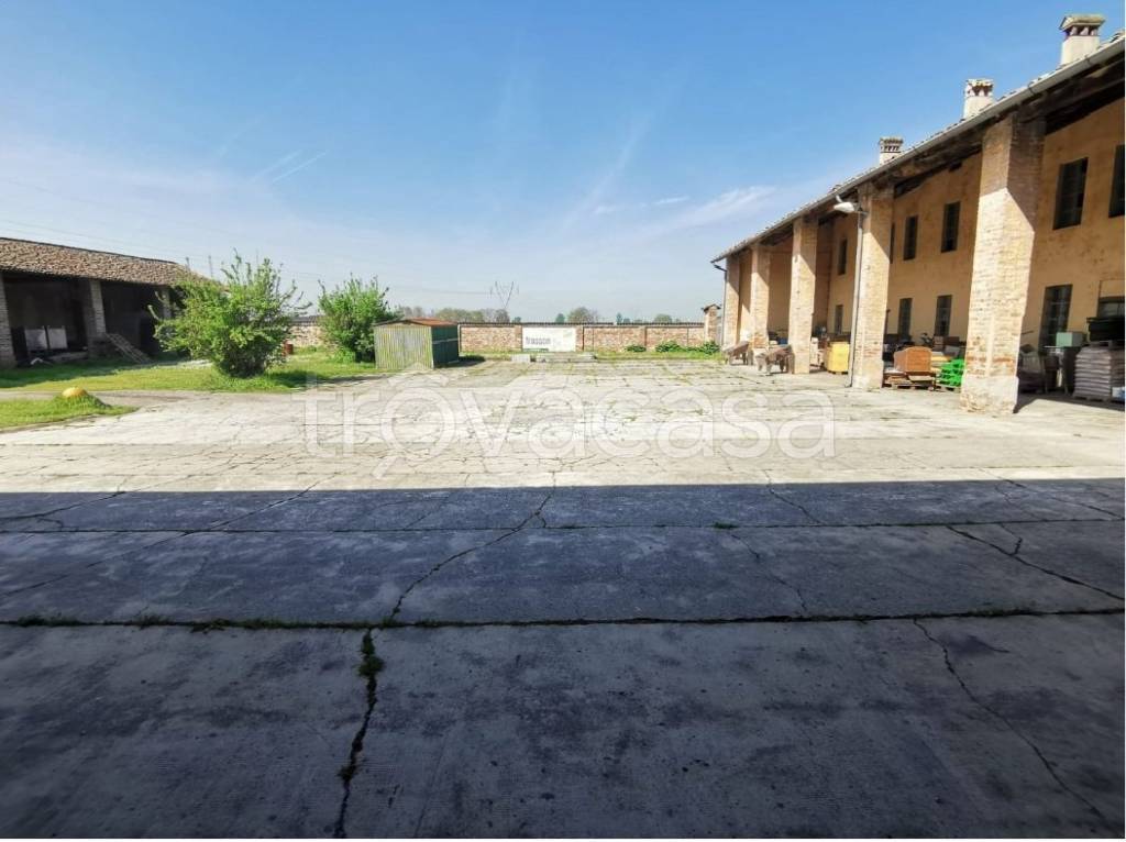 locale commerciale in affitto a Crema