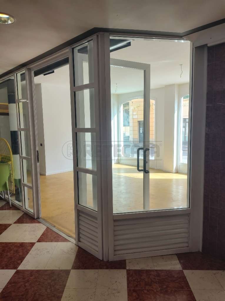 locale commerciale in affitto a Crema