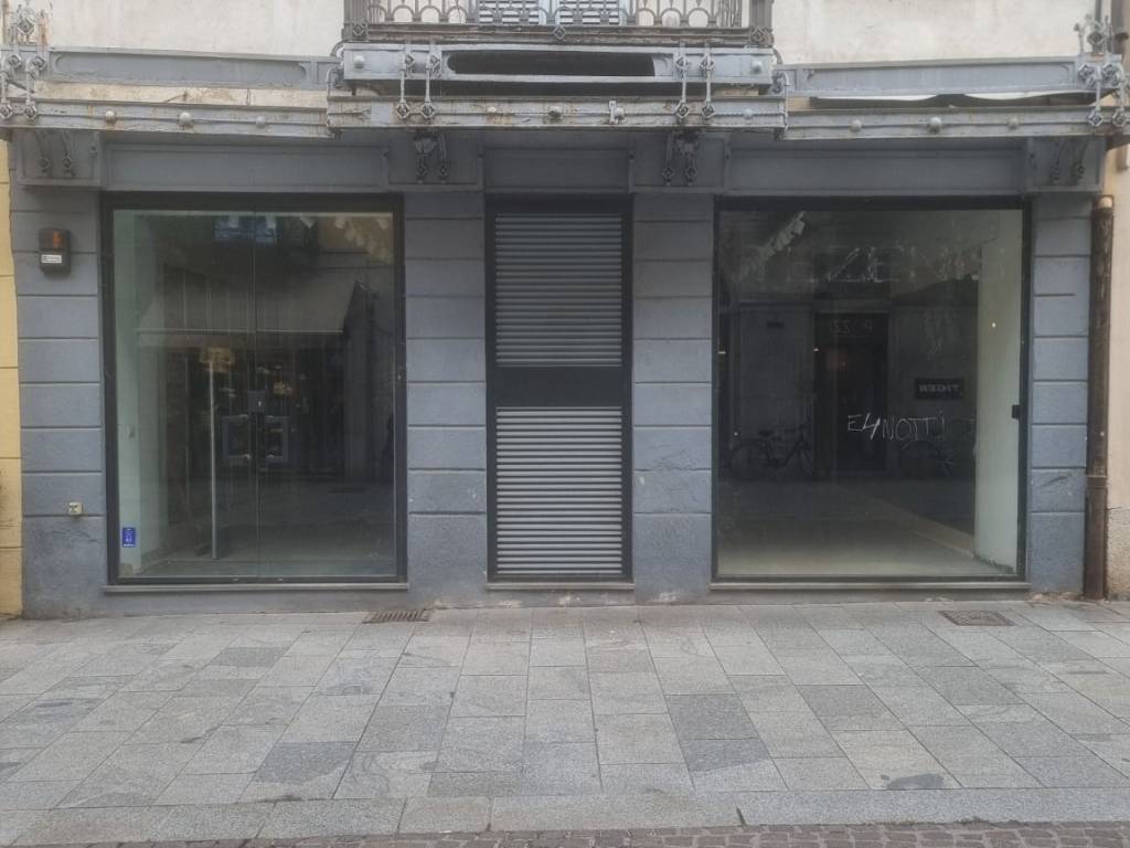 negozio in affitto a Cremona in zona Piazza Castello