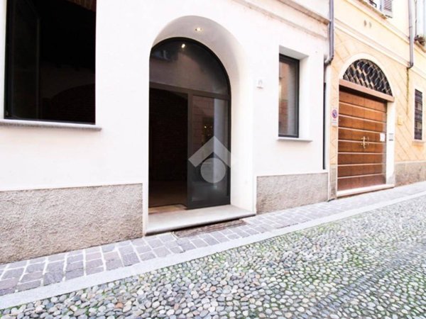 negozio in affitto a Cremona in zona Piazza Castello