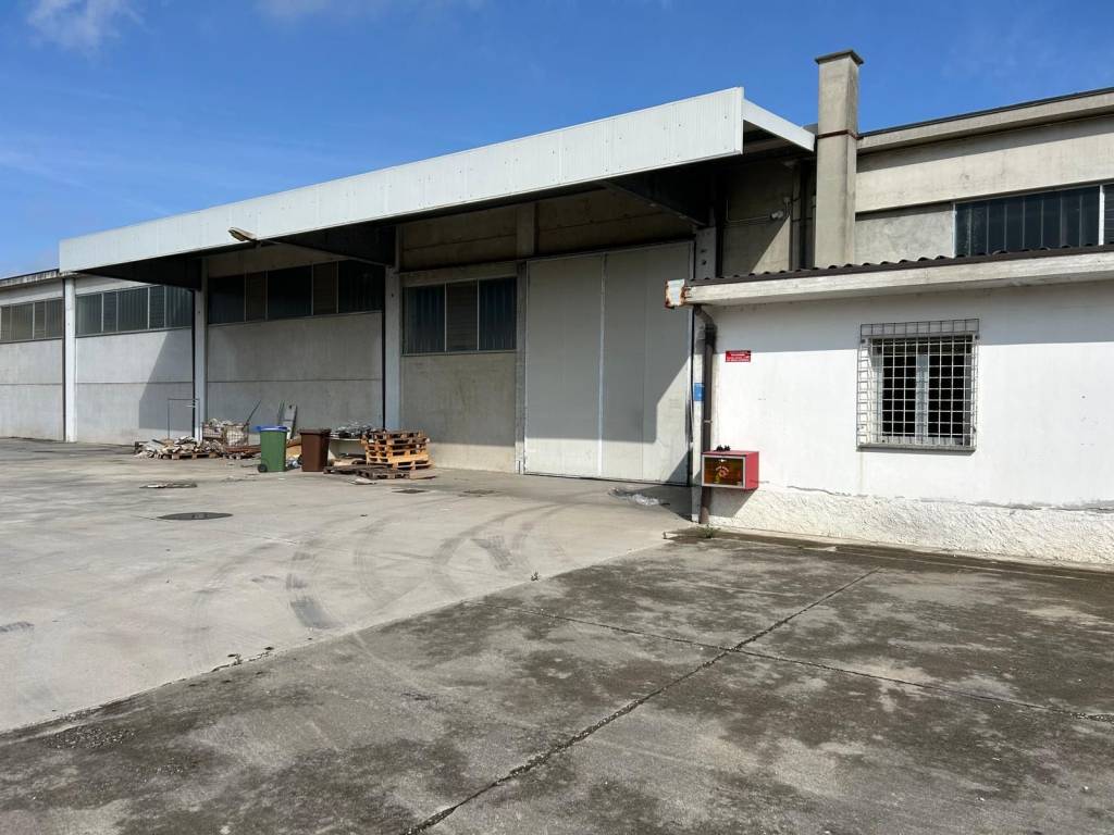 locale commerciale in affitto a Cremona