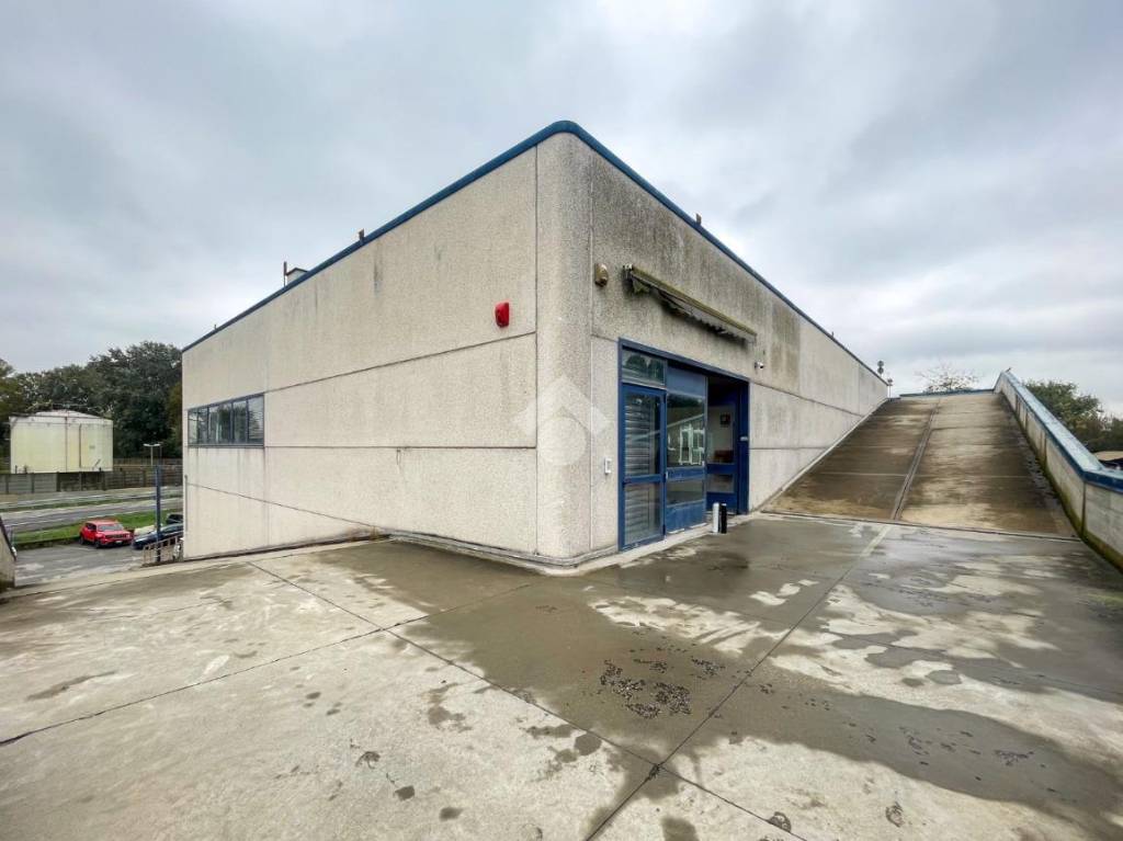 locale commerciale in affitto a Cremona