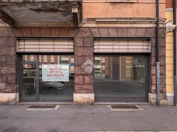 negozio in affitto a Cremona in zona Via Dante