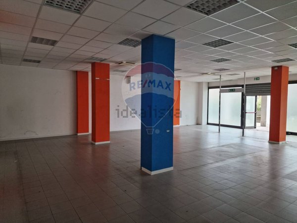 locale commerciale in affitto a Cremona