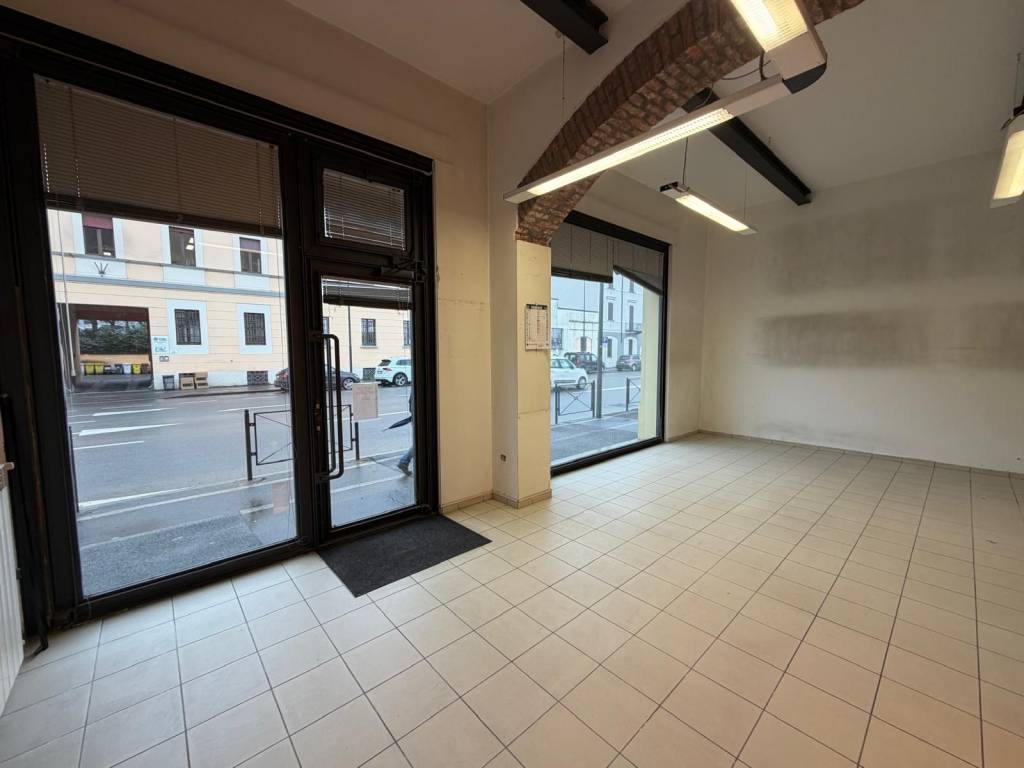 negozio in affitto a Cremona in zona Piazza Castello