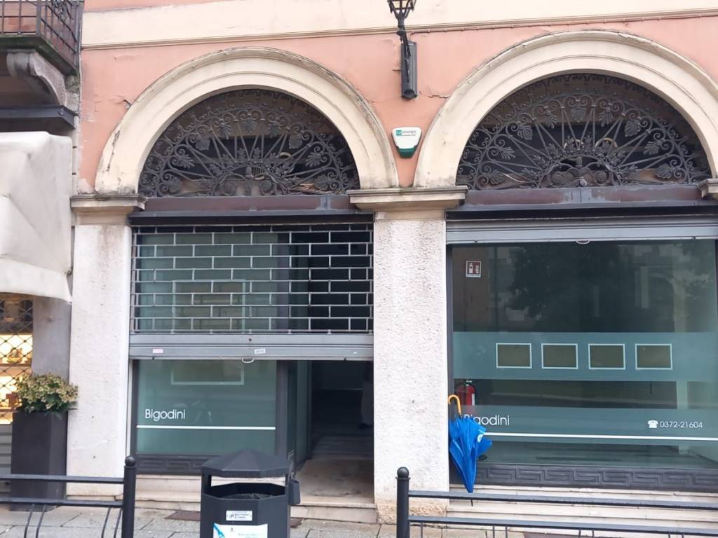 negozio in affitto a Cremona in zona Piazza Castello