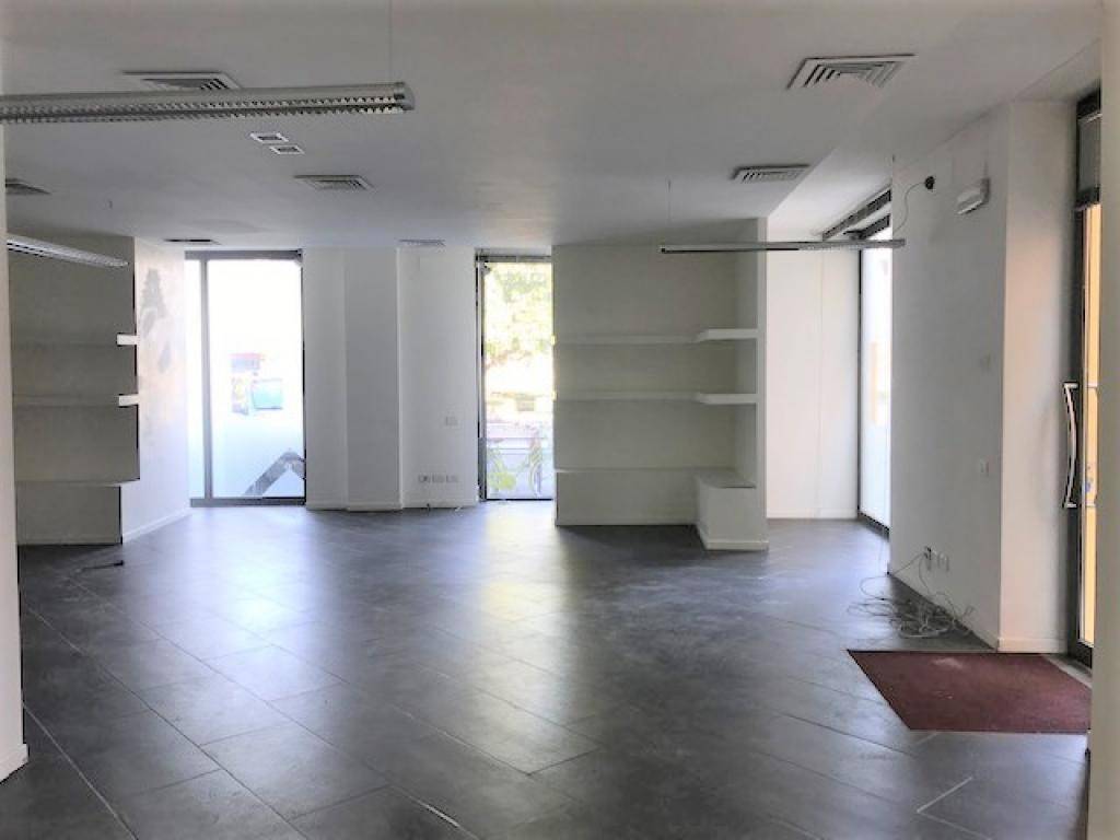 negozio in affitto a Cremona in zona Piazza Castello