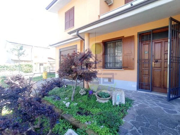 casa indipendente in affitto ad Isola Dovarese