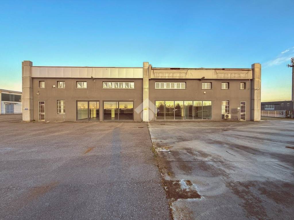 locale commerciale in affitto a Madignano