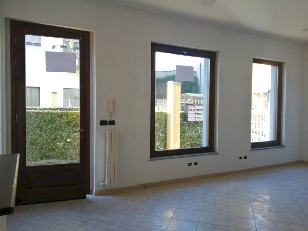 locale commerciale in affitto a Pinerolo
