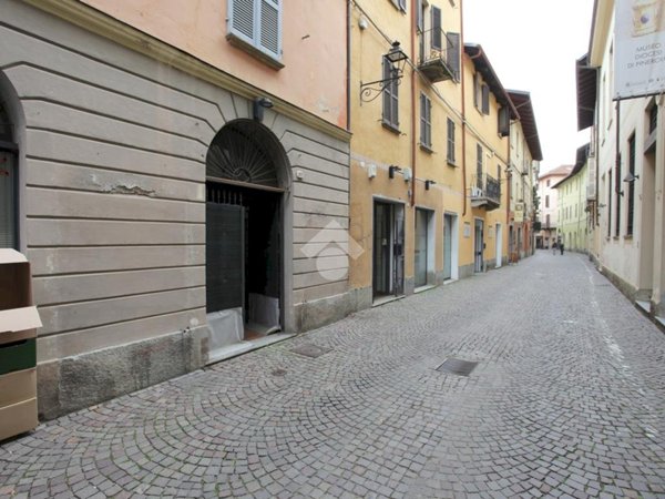 locale commerciale in affitto a Pinerolo