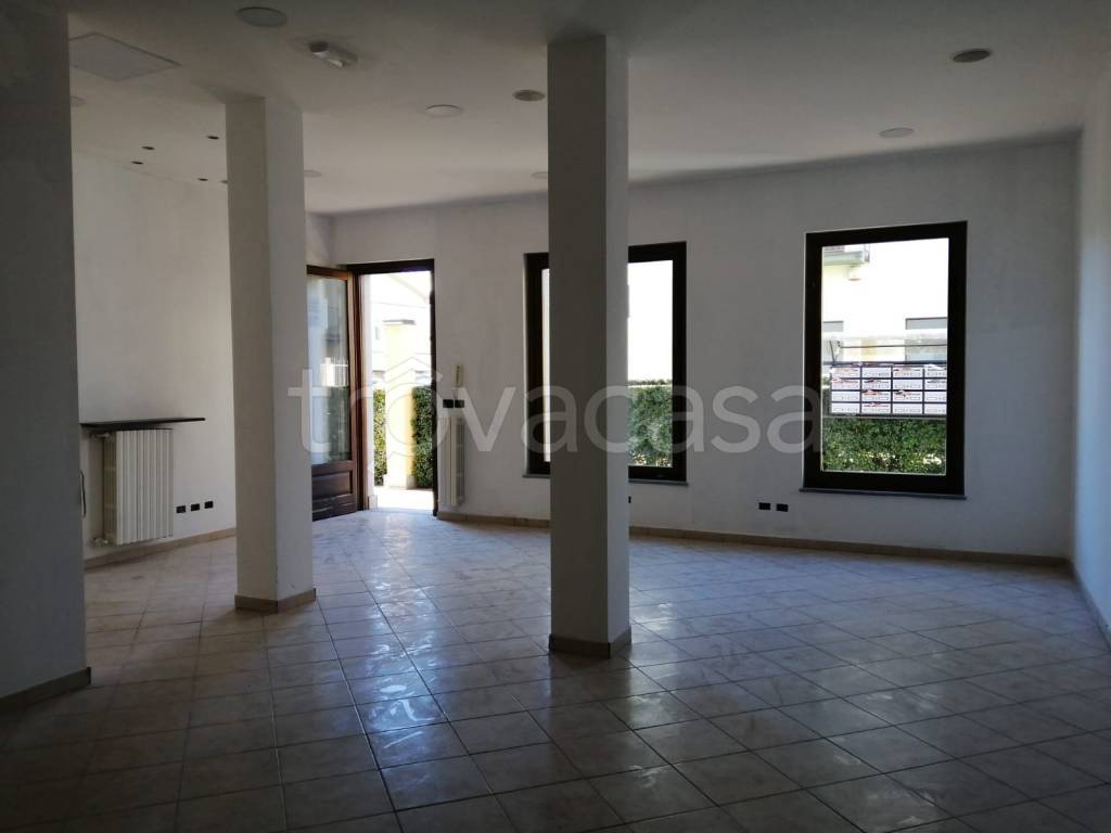 locale commerciale in affitto a Pinerolo