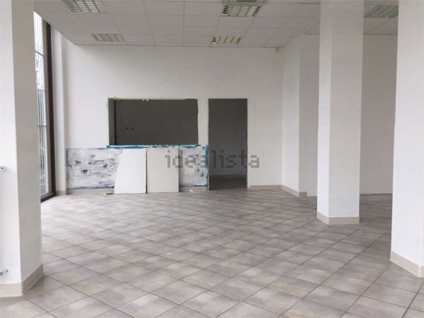 locale commerciale in affitto a Pinerolo