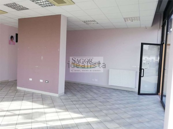locale commerciale in affitto a Pinerolo