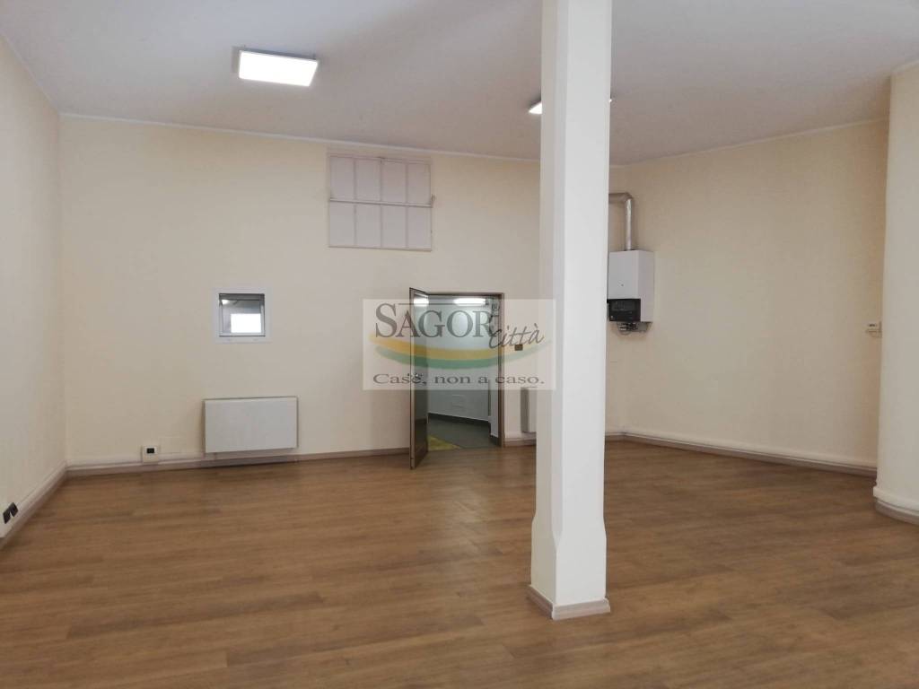 negozio in affitto a Pinerolo