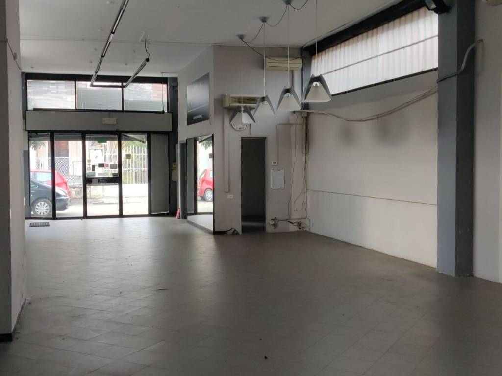 negozio in affitto a Pinerolo