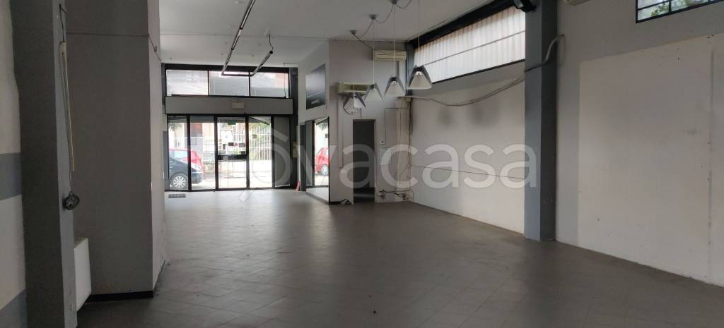 negozio in affitto a Pinerolo