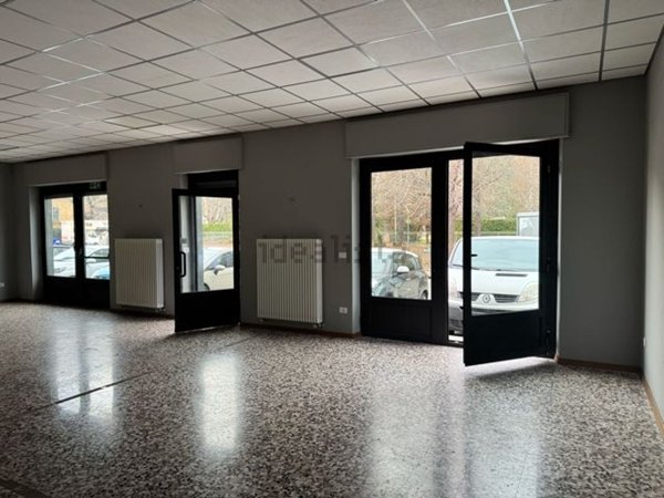 locale commerciale in affitto a Pinerolo in zona Abbadia Alpina